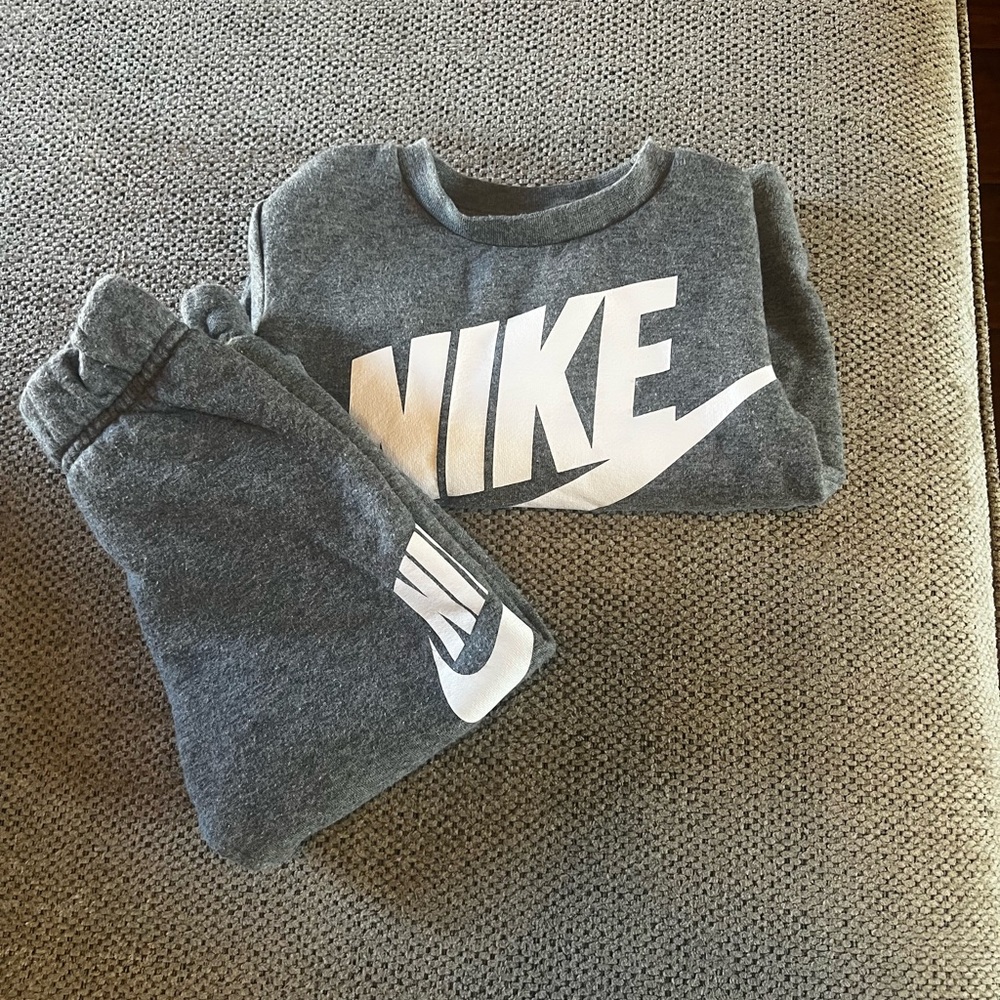 Nike Kids Matching Set in Gray and White - Picture 4 of 7